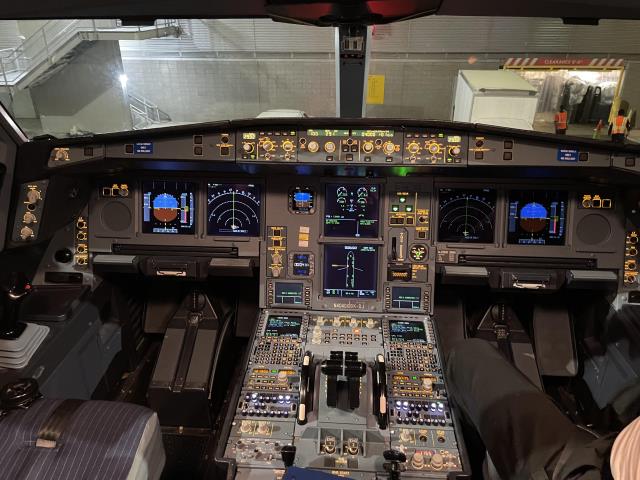 A330-900-cockpit.jpg